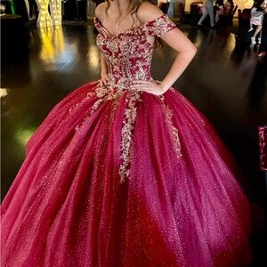 Very Good condition Elegant Red and Gold Quinceanera Dress size 0